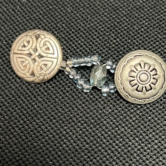 Silver-tone button bracelet. With light blue seed beads. - Picture 5 of 9